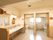 正面にトイレの個室が２つ並んでいる。左側に洗面台が設置されており、鏡の上方には棚板が取りつけてある。