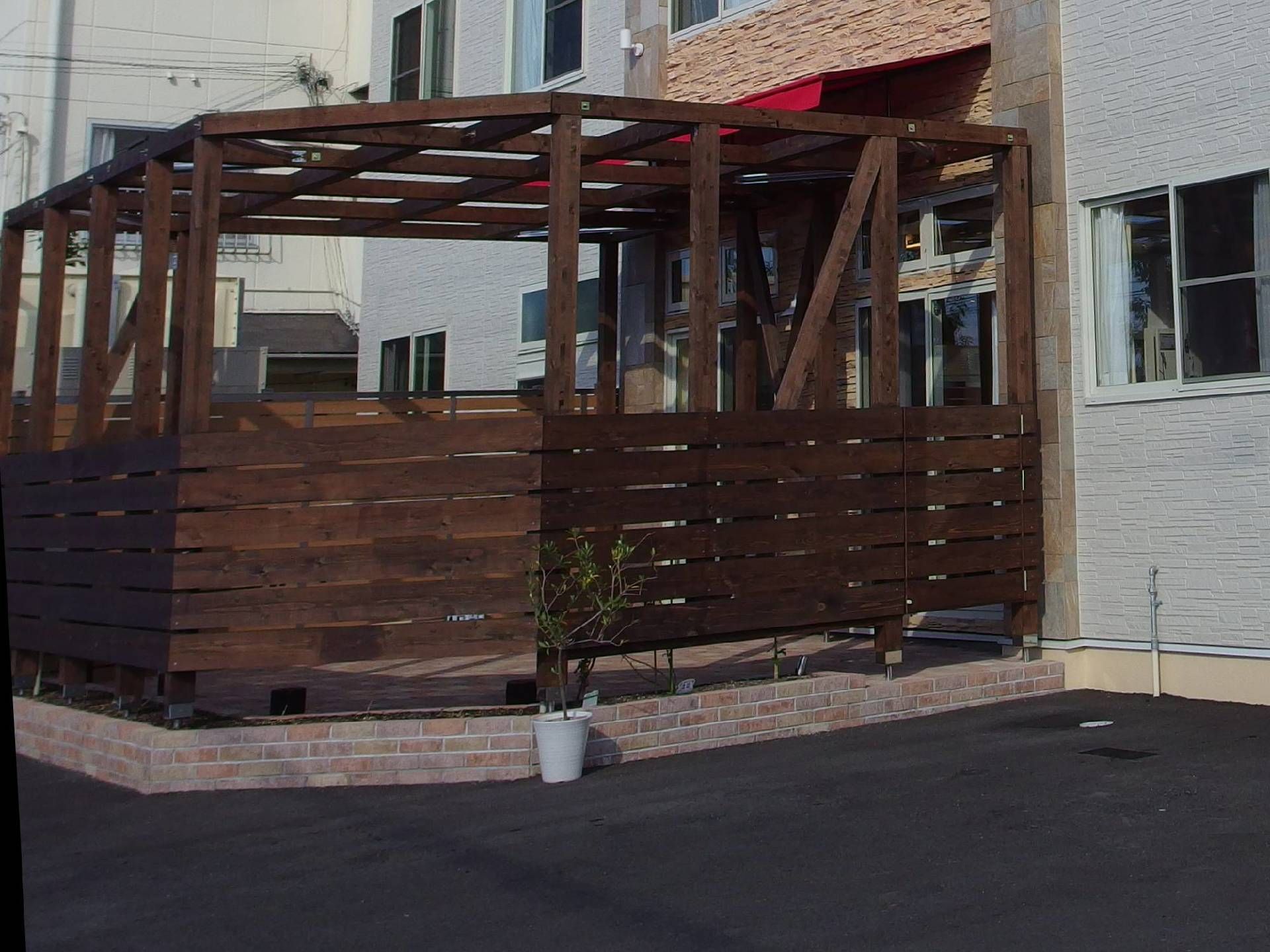 建物の外側に設置された木製のテラス。人目をカバーするため木製の柵もつけられている。