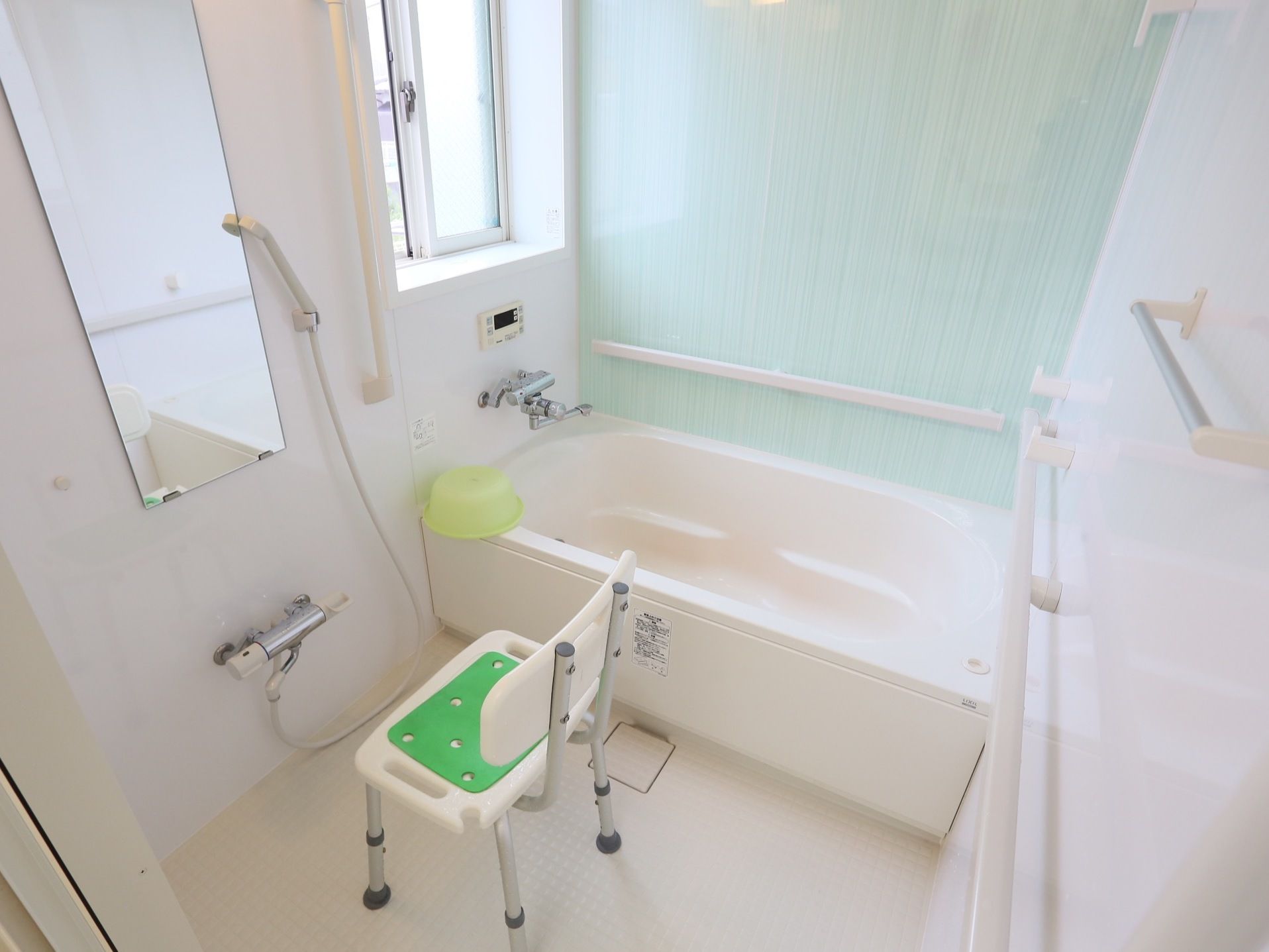 浴室にはしっかりとした手すりと浴室用椅子が備えられている。窓を開けて換気できるので、室内はいつもからりとして清潔である。