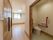 フローリングの通路の右側には、トイレが設置されている。奥の部屋には窓があり、天井にはシーリングライトがついている。