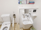 介護施設の明るいトイレスペース