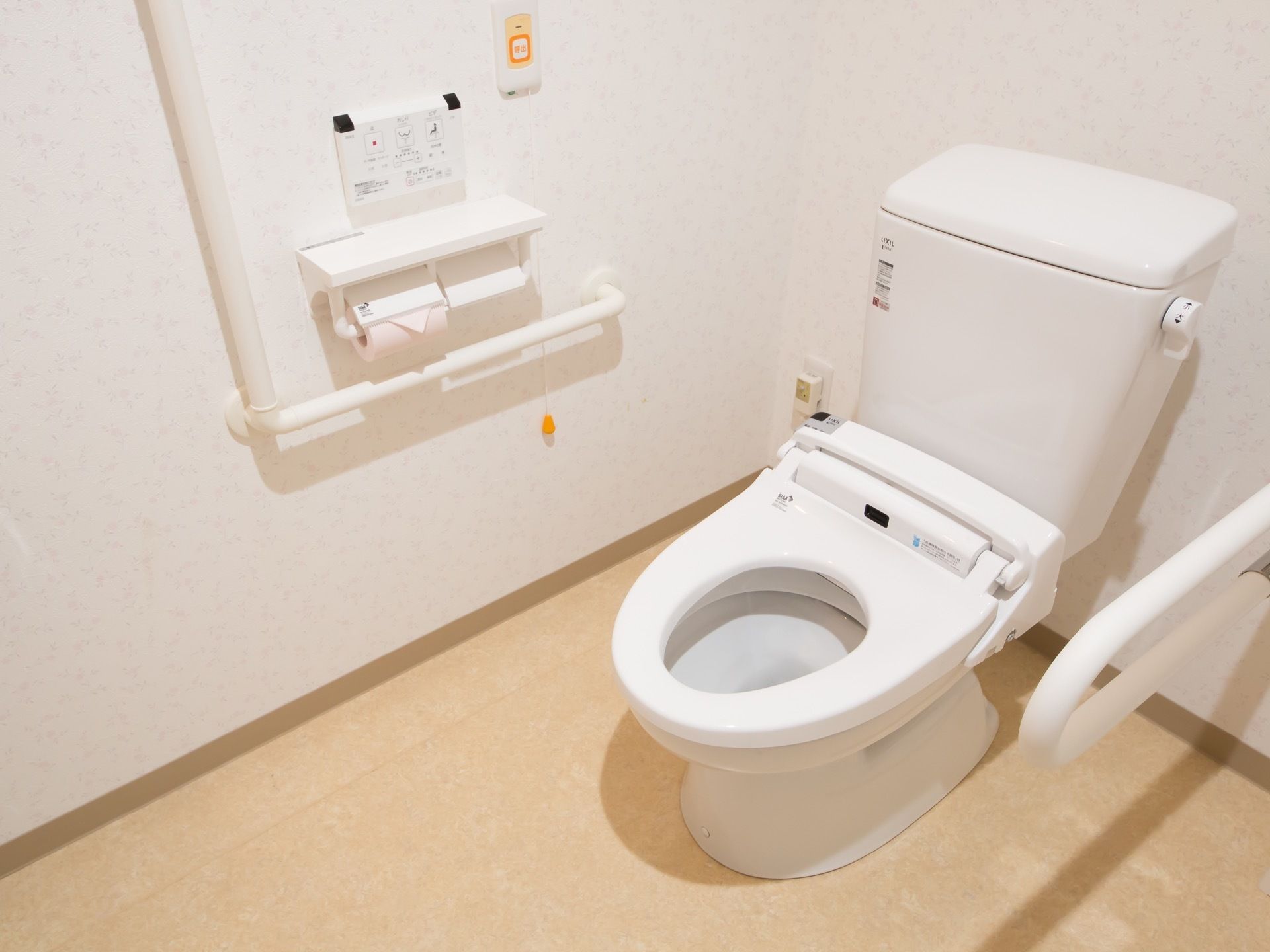 洗浄便座付きのトイレが設置されている。壁にはＬ字型の手すりを設けており、立ち上がりがスムーズに行える。