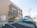 ３階建ての建物が写っている。茶色の色合いが落ち着きのある雰囲気で住まいに適しているのが分かる