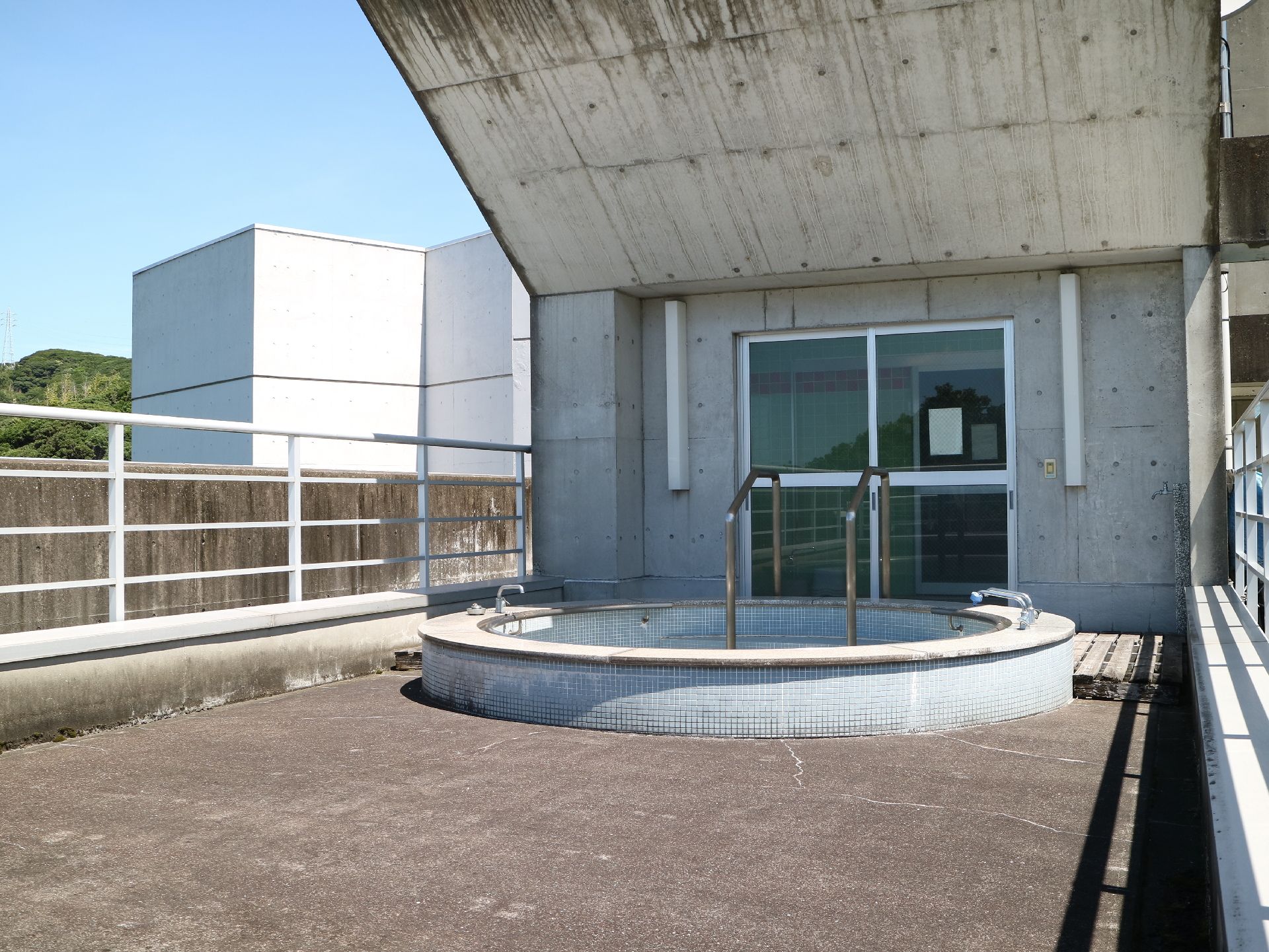 エントランス部分に何かの補助器具が付いている様子が分かる