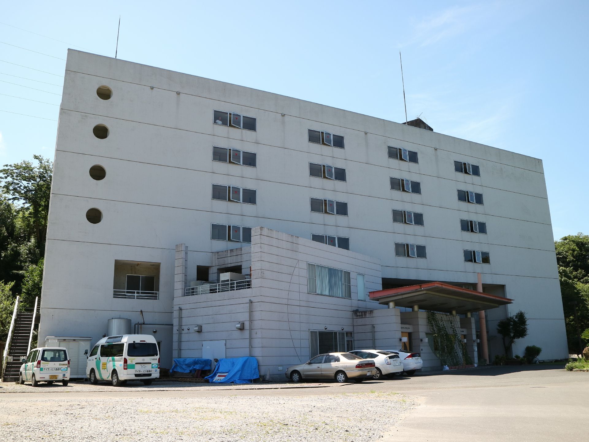 ５階建てぐらいの建物が写っている。丈夫な建物であることが分かる