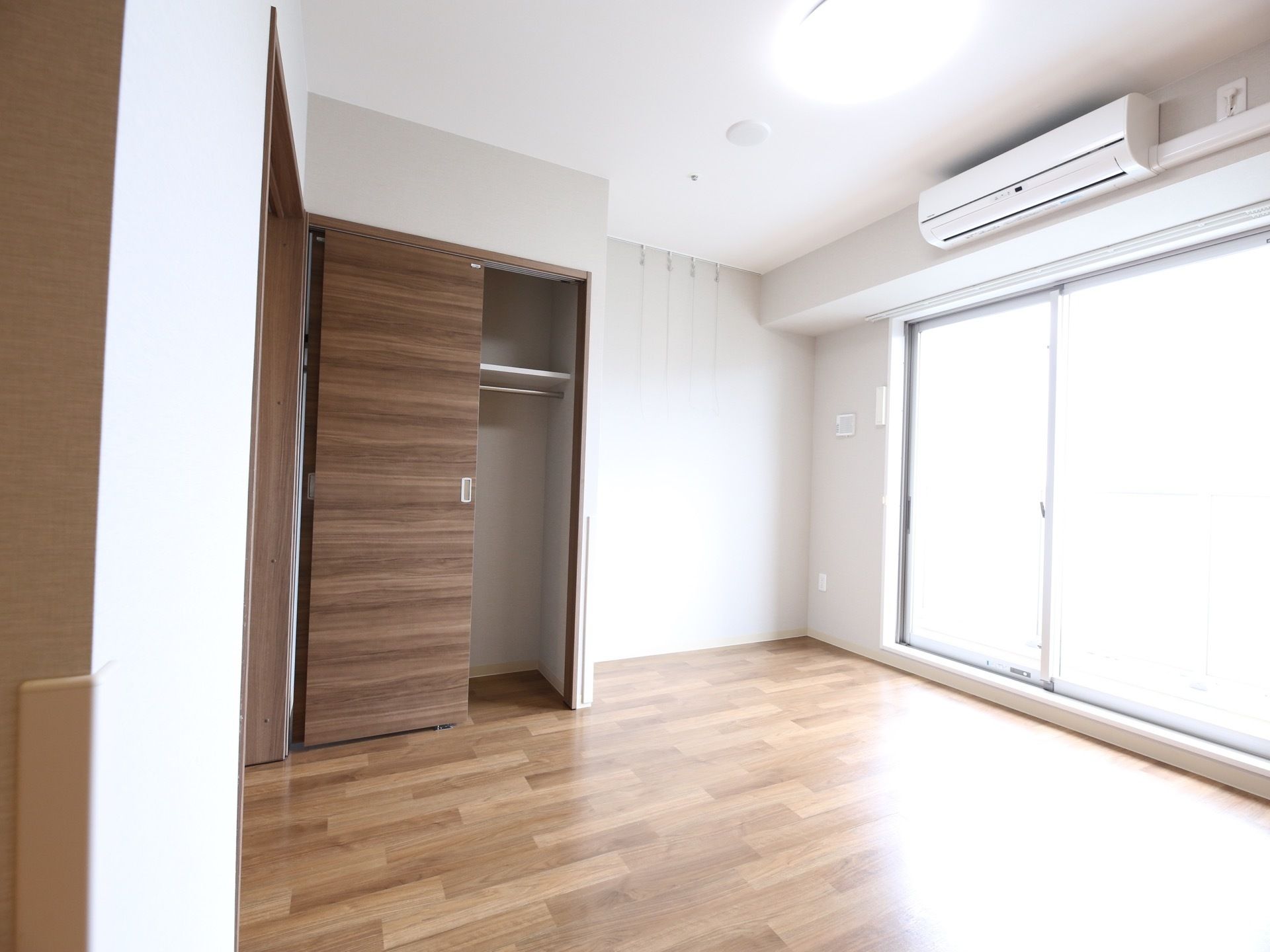 大きな窓からは日の光が差し込み、日当たりが良い。クローゼットが完備されており、床はフローリングが施されている。