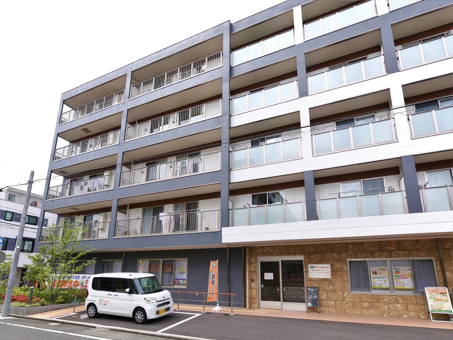 マンション風の5階建ての建物である。2階以上の部屋にはバルコニーが設置されており、洗濯物が干されている。
