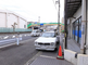 白壁の介護施設の外観と入口