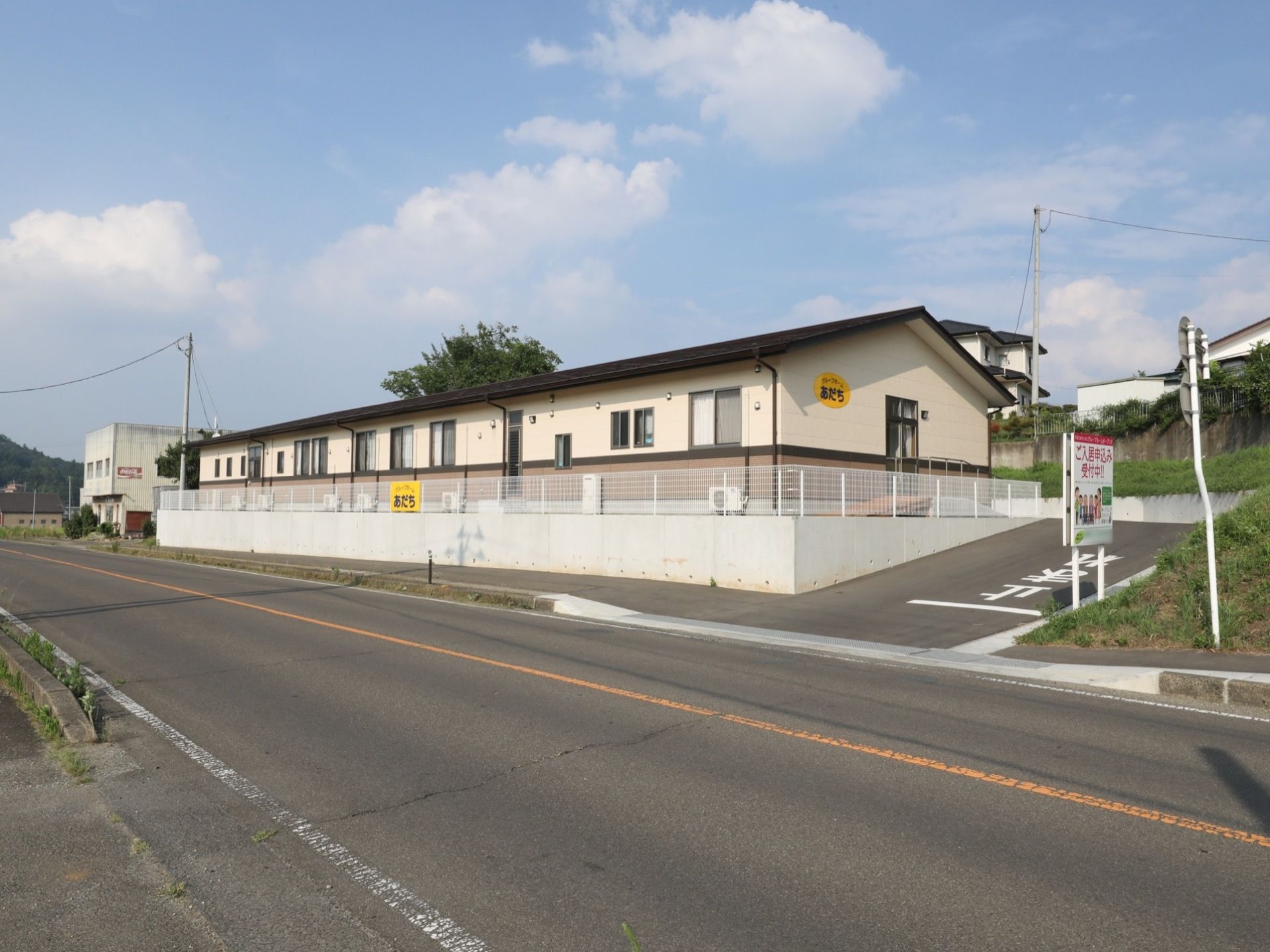敷地の道路に面した部分にスロープがある。建物は平屋造りとなっている。周辺には高い建物はなく、見通しのよい立地となっている。