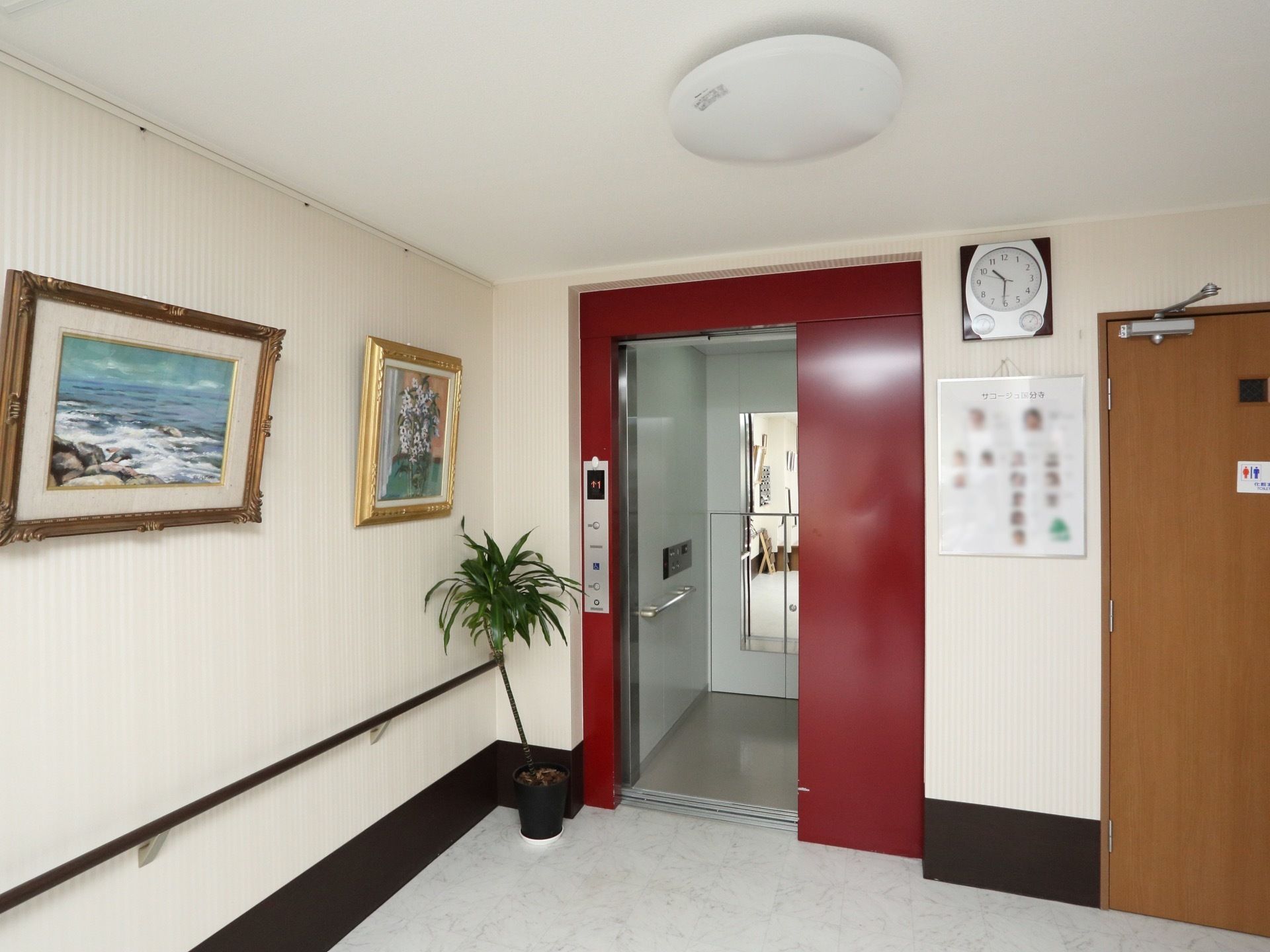 赤い扉がきれいなエレベータが設置されている。エレベータの内部には、入ってすぐの所や正面に手すりがついている。