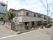 横に長い構造の２階建ての施設である。施設の前はゆるやかな勾配の道路になっている。施設横には駐車スペースも確保されている。