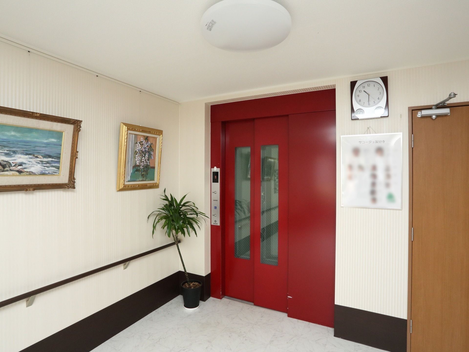 建物内で仕事をしているスタッフ。誰かに目線を合わせ、会話しようとしている。