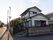 古民家風の建物である。周辺は閑静な住宅街なので交通量が少ない。玄関までは緩やかなスロープになっている。