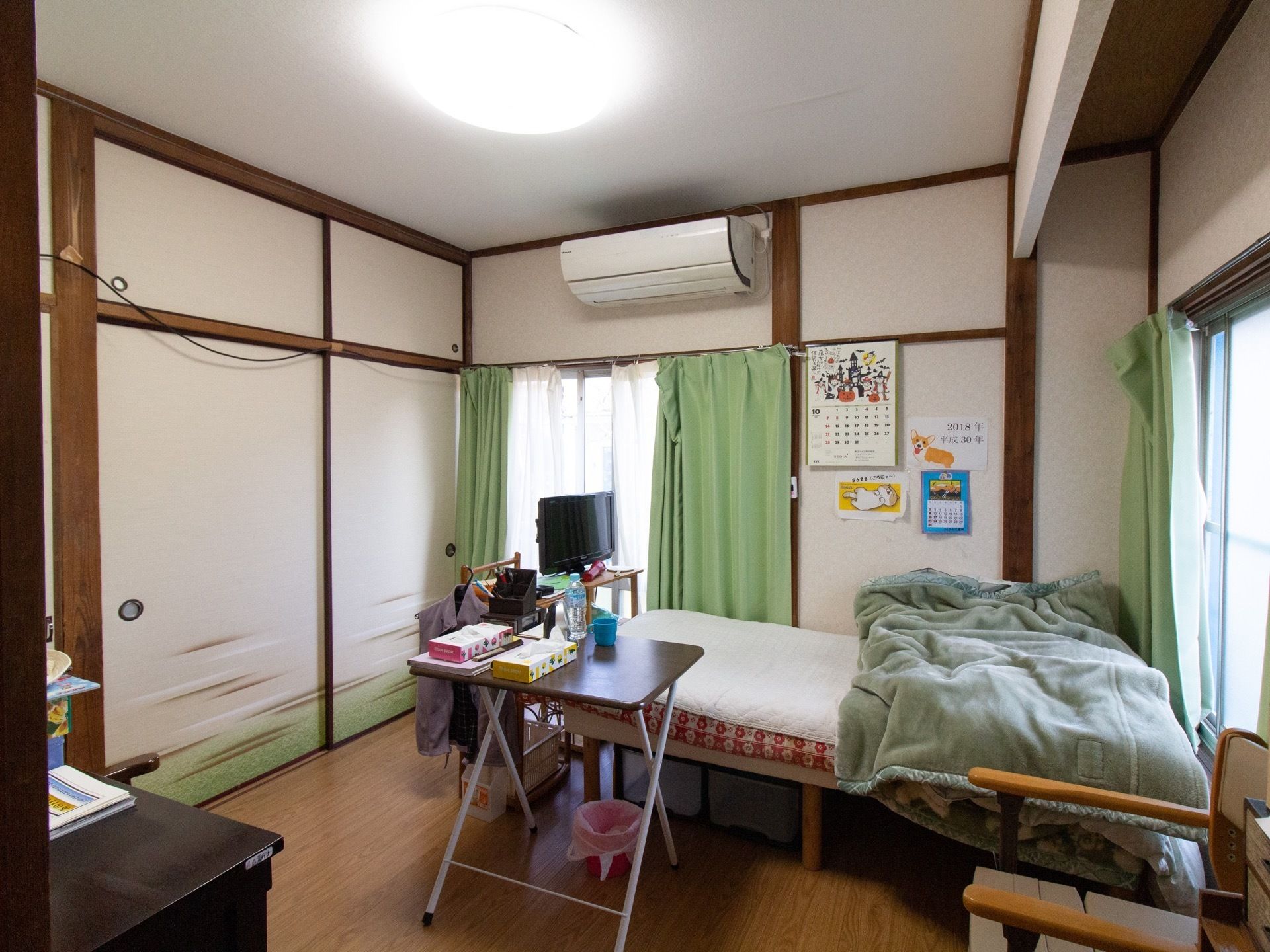 居室内には窓が２ヶ所あるので、日当たりがよくて明るく、湿気が溜まりにくいので、カビが生えず衛生的である。
