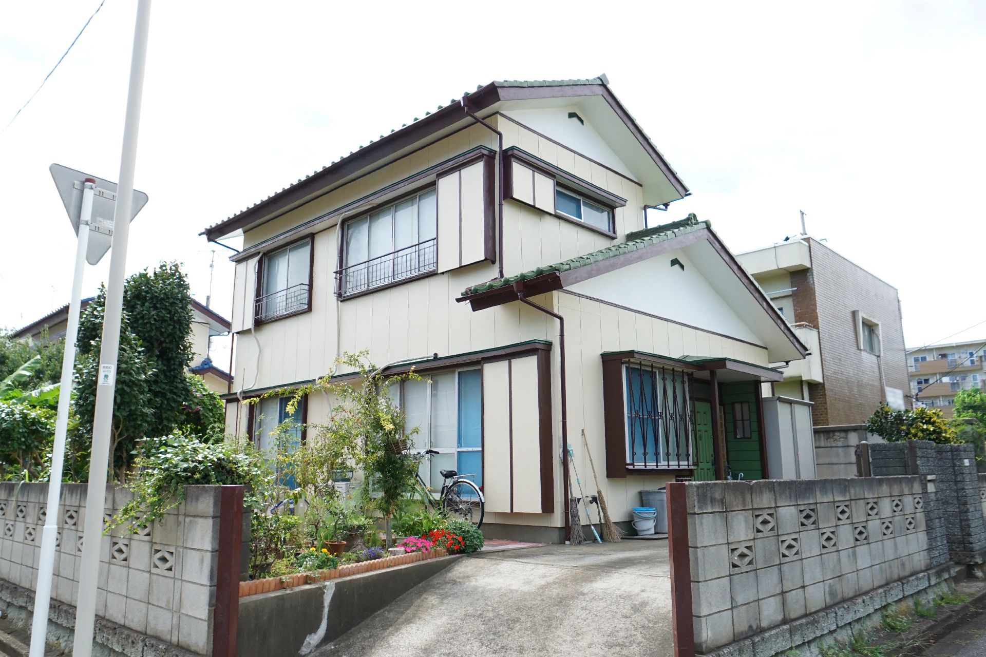 日当たりの良い2階建ての施設