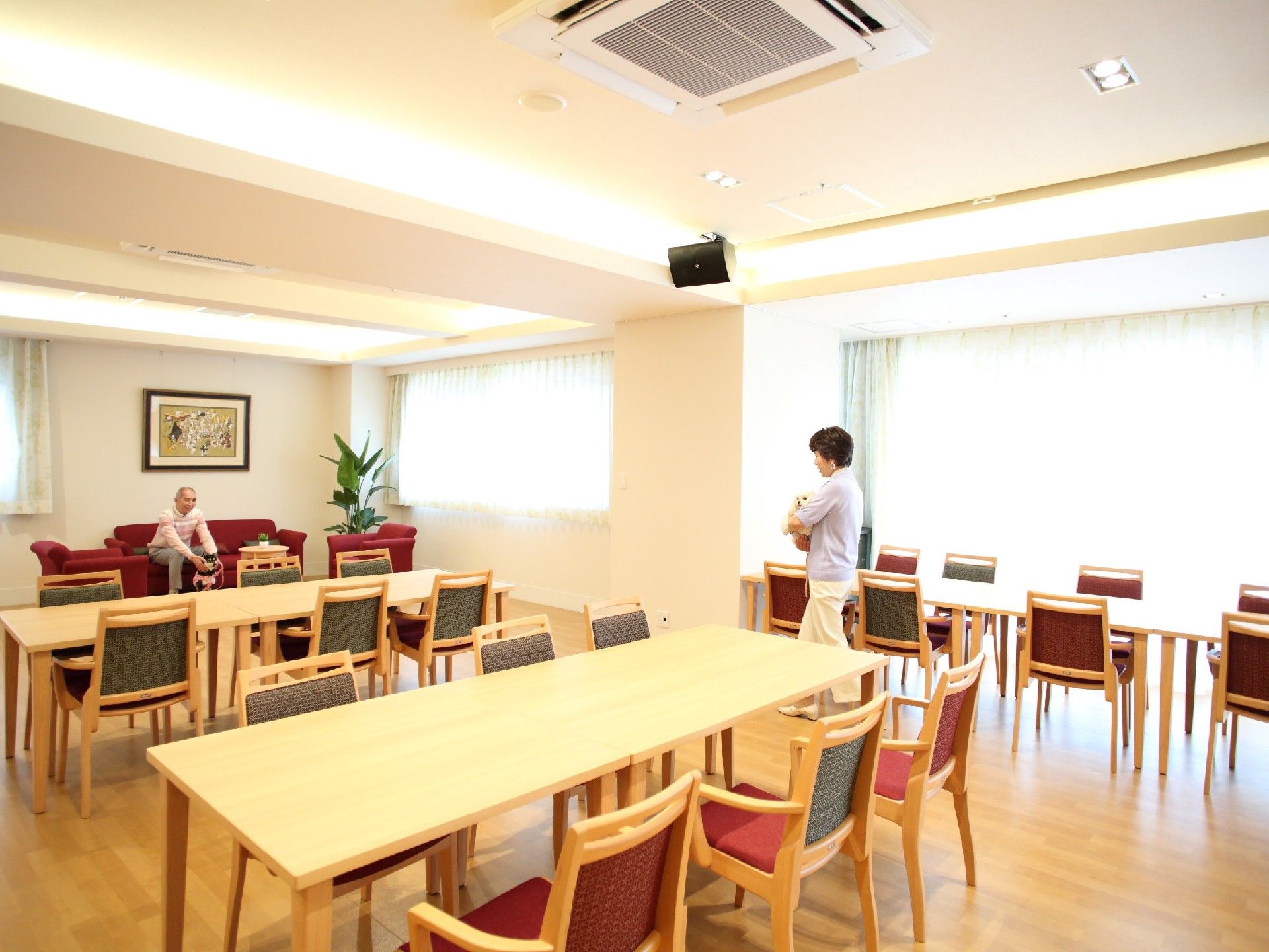 ソファといす、テーブルが並んでいる部屋。共有スペースのような場所