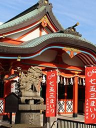 玉造稲荷神社の全景。古い神社であることがうかがえる写真