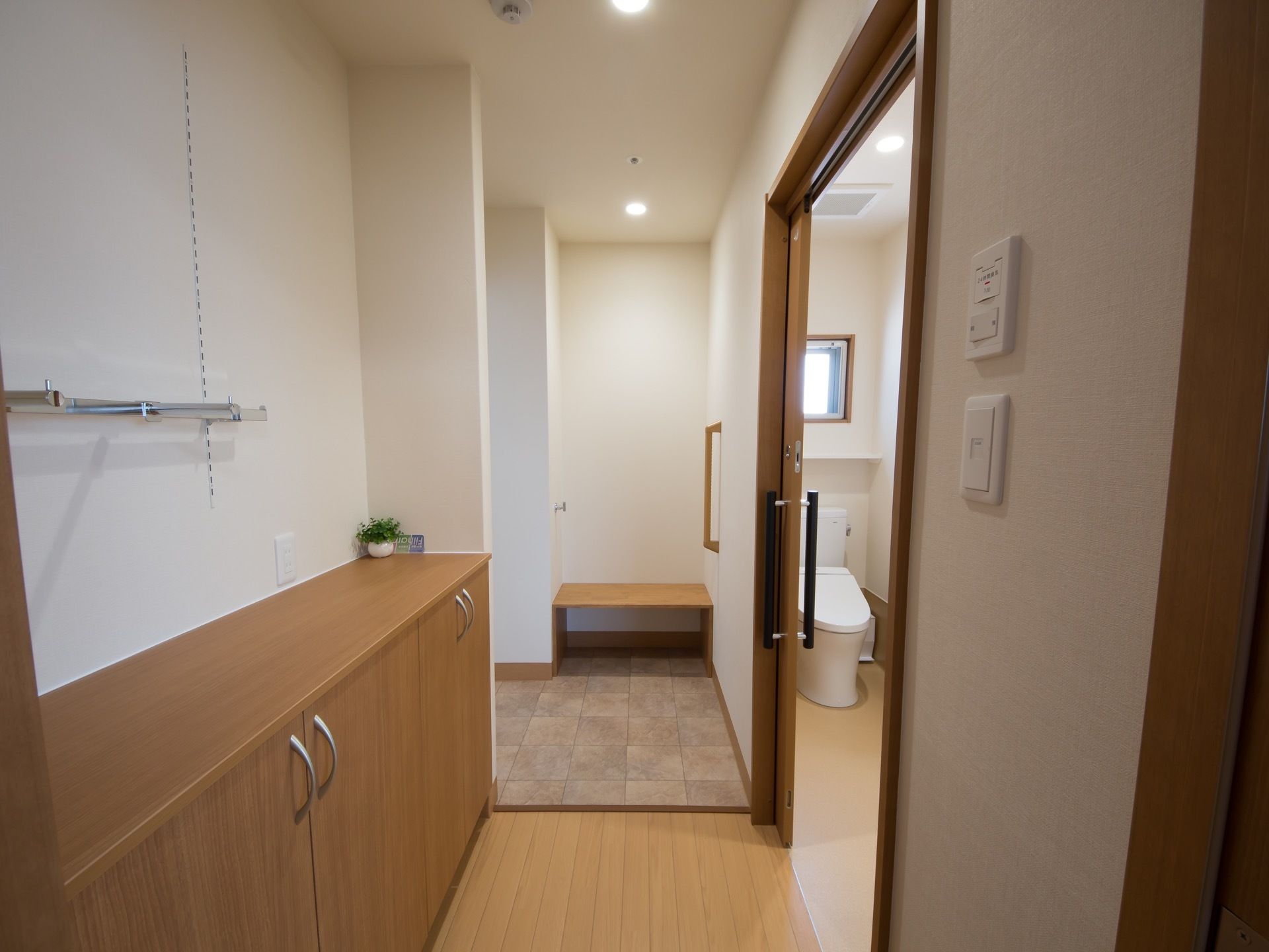 居室内には短めの廊下があり、脱衣所へはスライド式のドアで繋がっている。ドアの向かい側には、靴などを収納することのできる棚が設置されている。