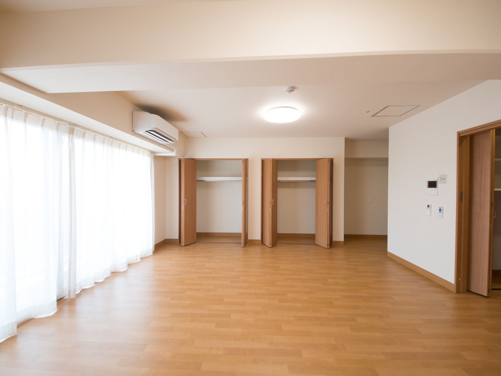 リビングや寝室として使用可能な部屋であり、非常に広々としている。天井にはエアコンが取りつけられているほか、正面に大きな収納スペースがある。