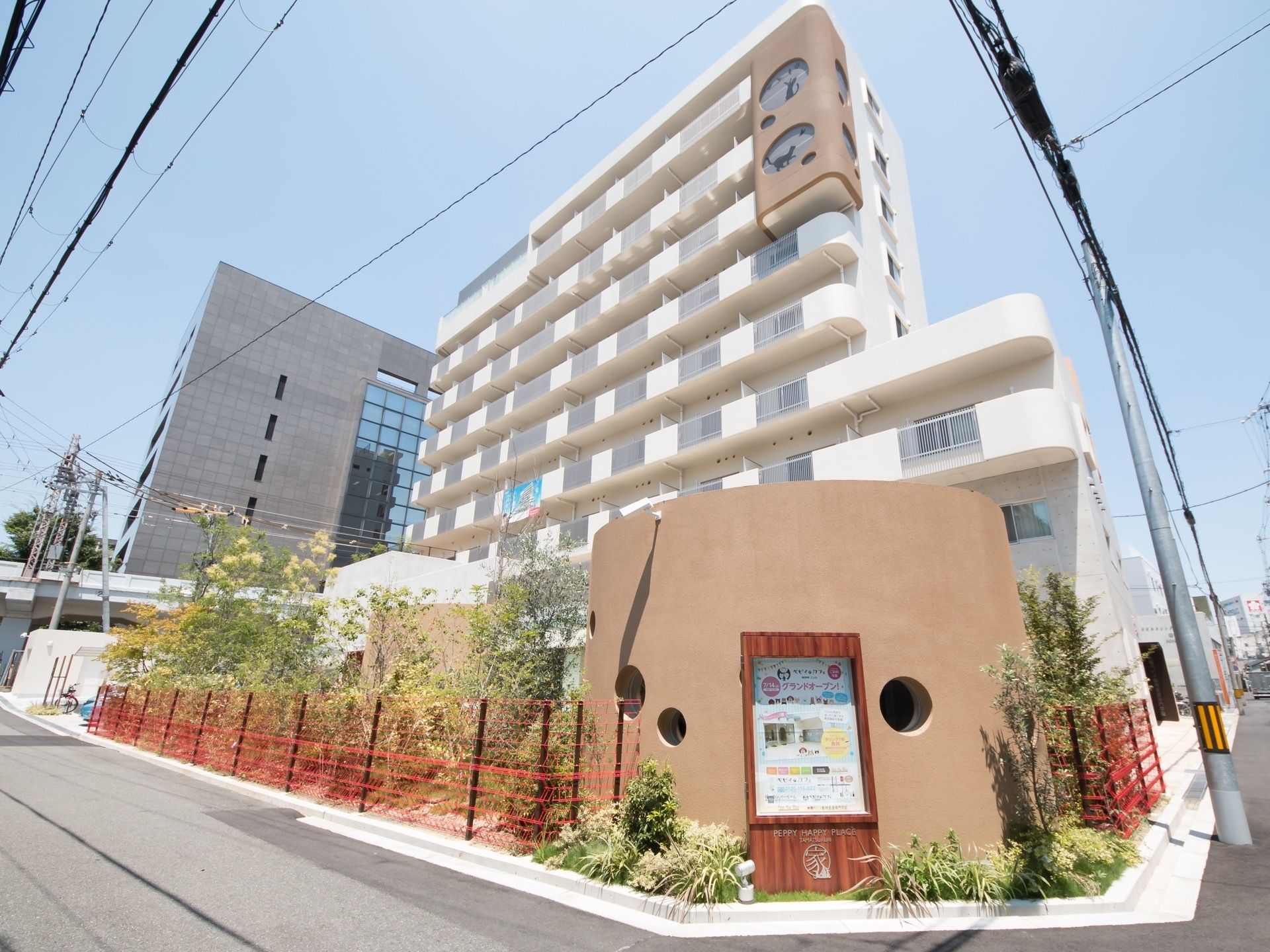 施設の建物は、丸みを帯びた角が特徴の９階建て高級マンション風の外観になっている。また敷地内の角には、茶色の円形型建物が建っている。