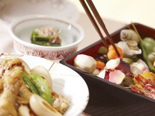 季節の素材を利用した食事が写っている。ある日の一食の様子