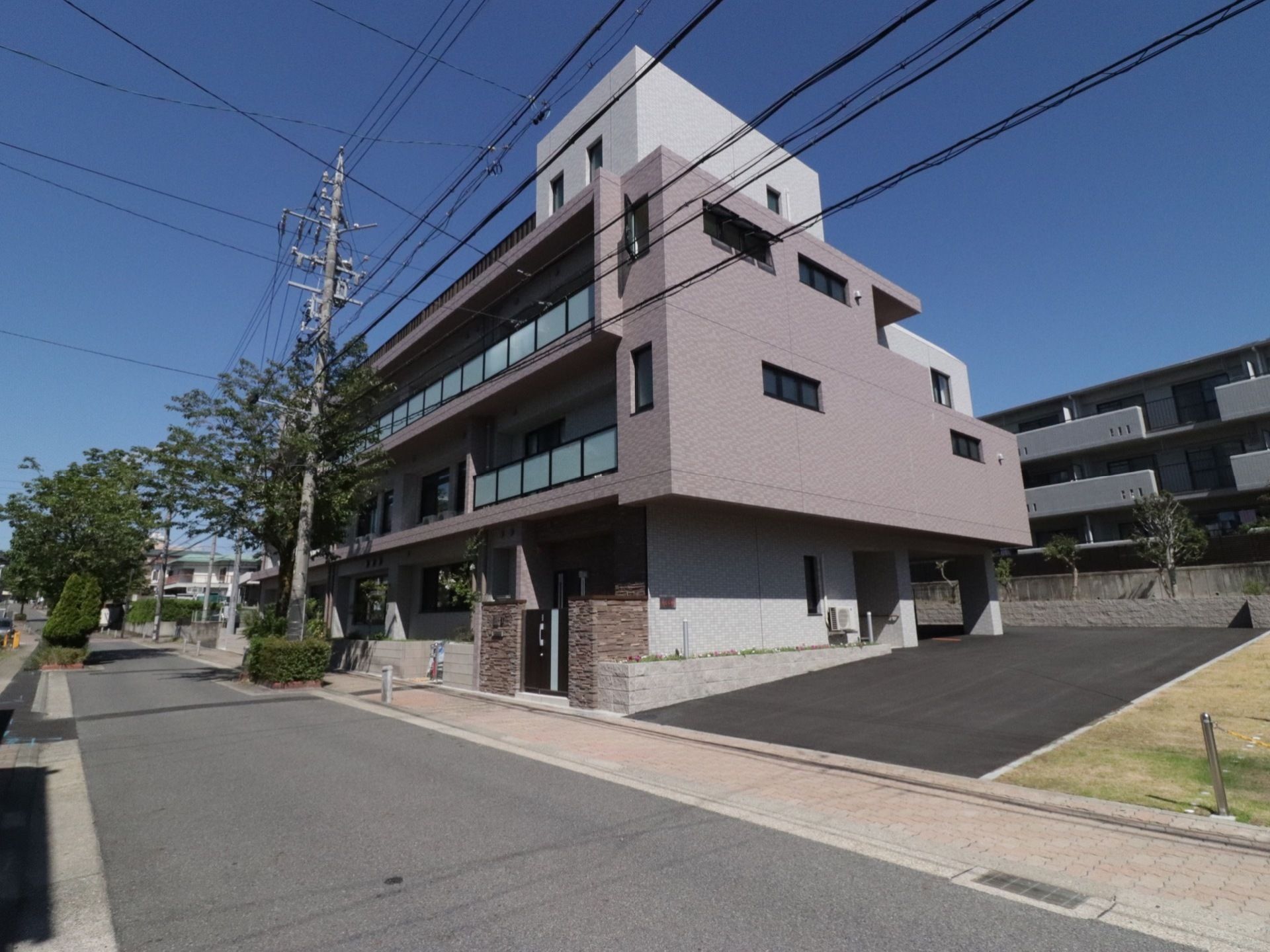 3階建ての施設は高級感がある。さまざまな分野のプロが在中しているので、サービスが充実しており安心して快適な生活が送れる。