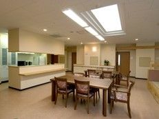 いすや机が写っている写真。奥にはキッチンがることが分かる