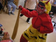 豆まきの赤鬼が写っている、イベント時らしき写真