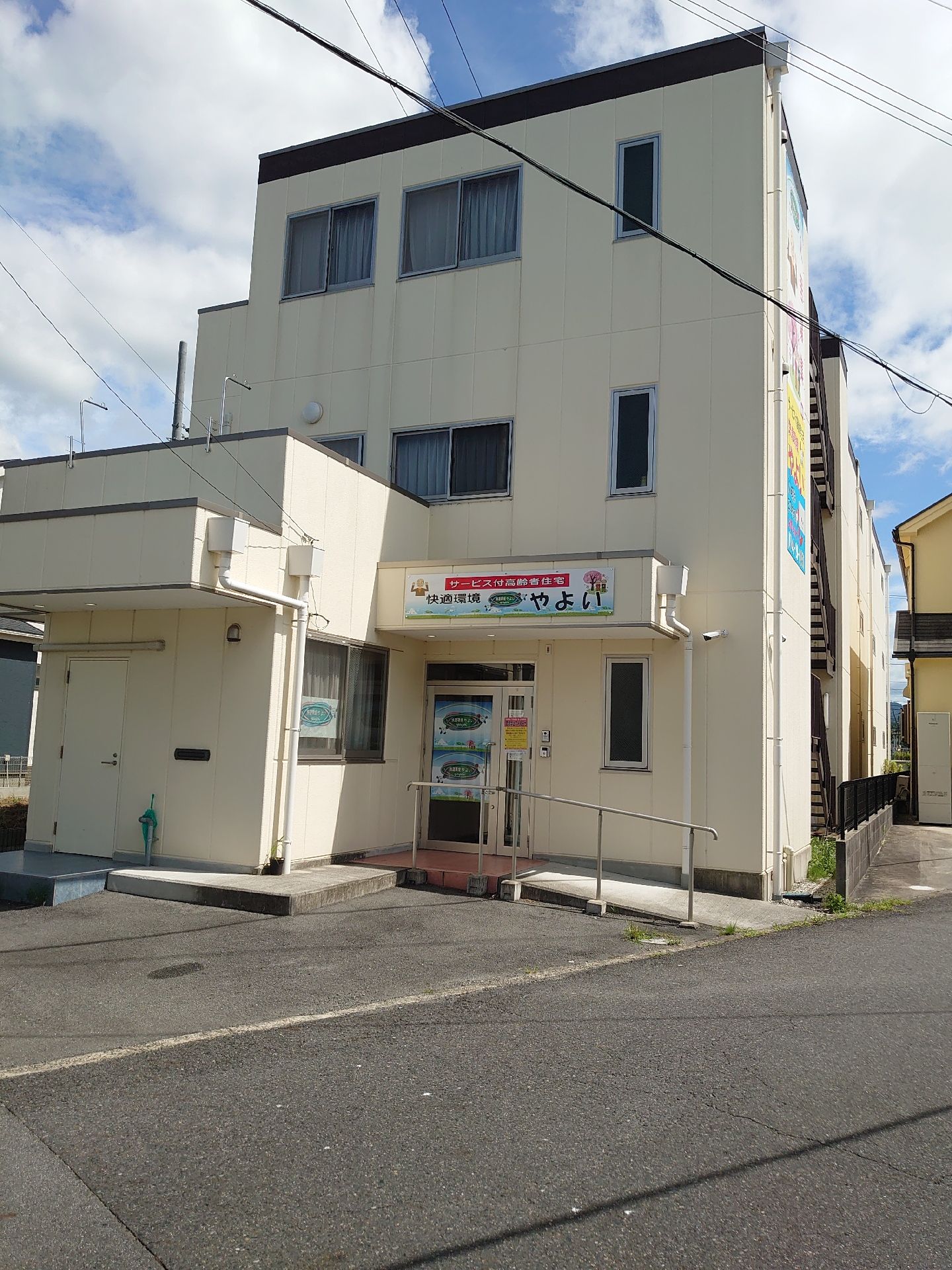 ゆとりあるエントランスの施設外観