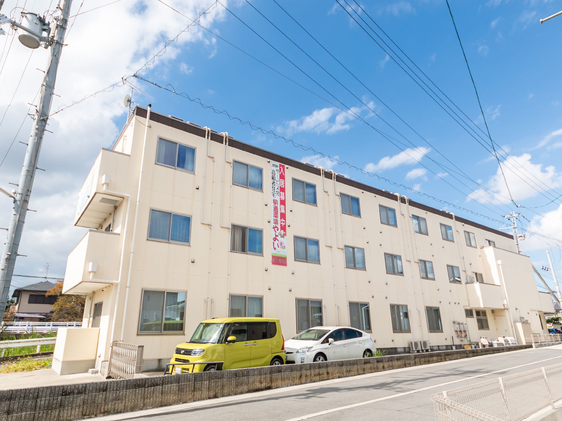 駐車場から撮影した介護施設の外観