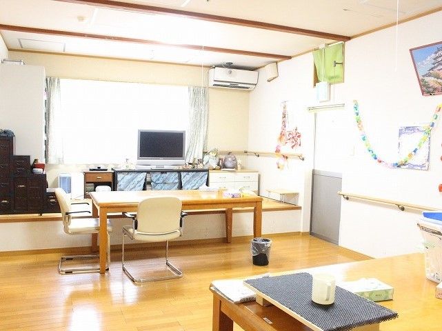 明るい食堂兼リビングには思い思いの場所で過ごせるよう、テーブルが複数置かれている。