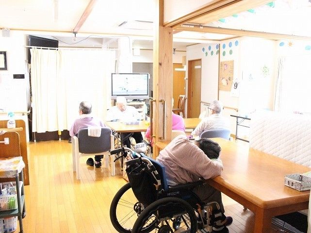 食堂兼リビングにはテレビが設置され、車いすを利用している人も自由に動き回れるスペースがある。