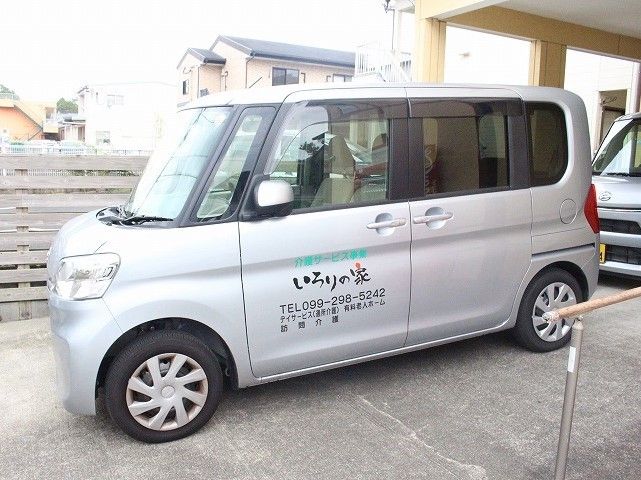 きれいに掃除がされている車にはホームの名前や電話番号が記されている。