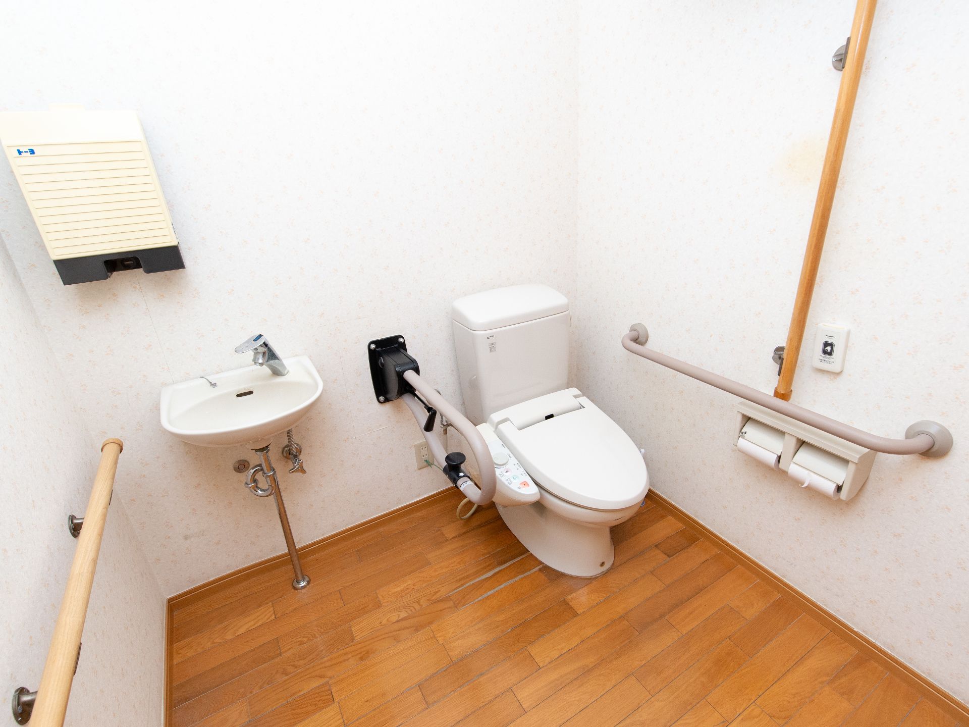 広々としたスペースが設けられたトイレである。体を支えながら利用いただけるよう、便器の両側に手すりが設置されている。