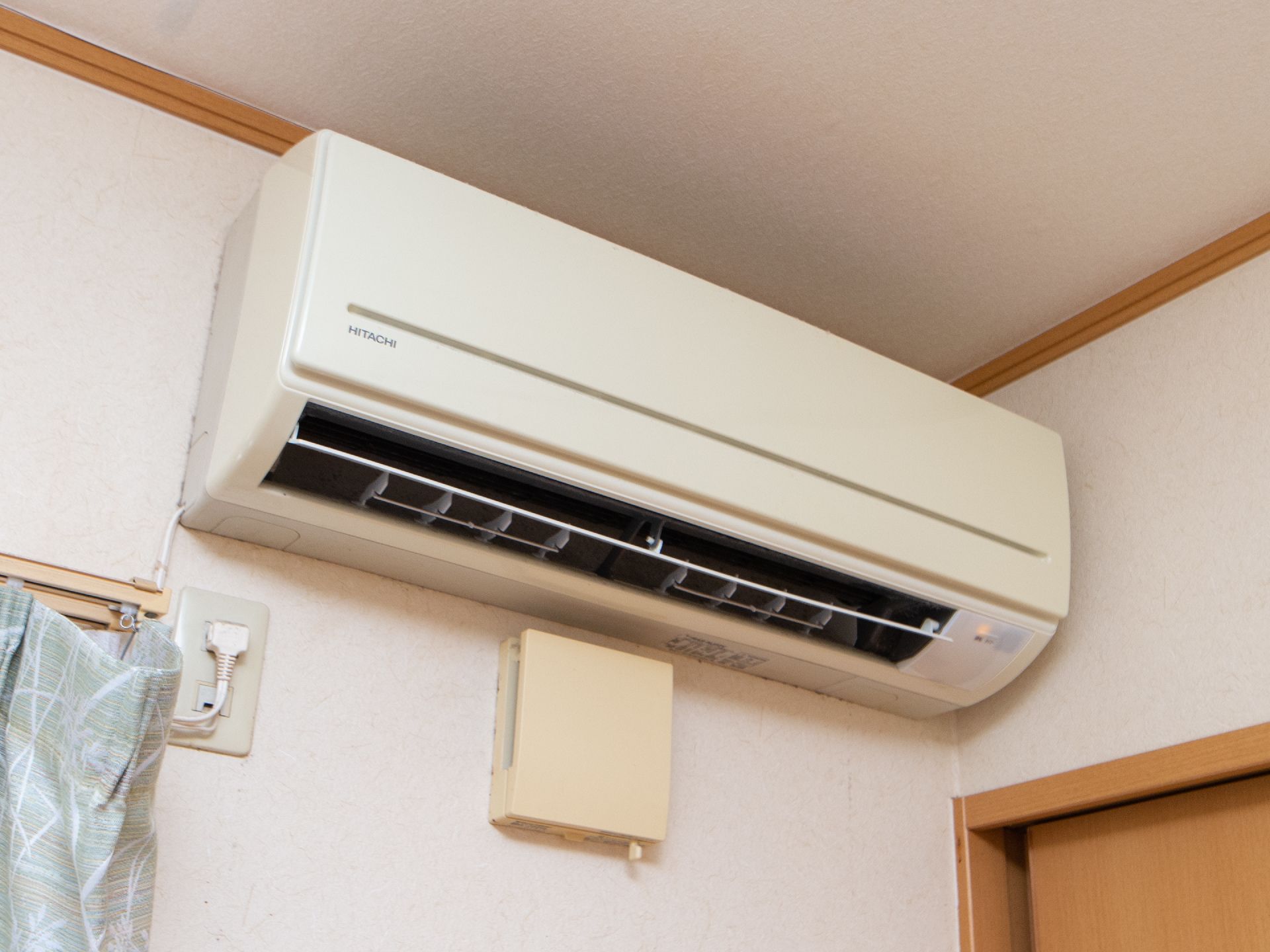 施設の各部屋にはエアコンが設置されており、快適に過ごせる環境である。操作は、リモコンで行えるので便利。