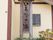 木の板に黒い文字で書かれた施設名の看板が建物の前に置かれている。特徴的な文字で書かれていて、わかりやすくなっている。