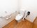 ゆとりあるスペースのトイレが設置されている。手すりを取りつけており、体を支えながら利用することが可能である。
