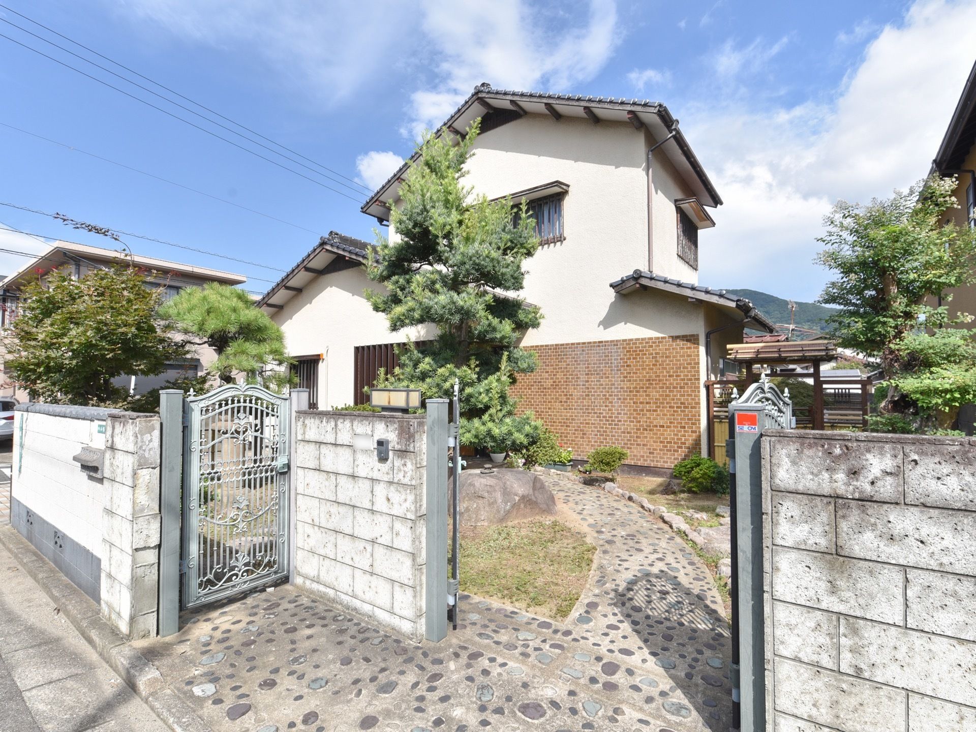 一般の一軒家のような佇まいの建物である。石の壁に囲まれ、２階建ての建物の入口まで石の通路が伸びている。