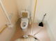 手すり付きのトイレスペース