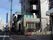 町中にある建物の様子。鉄骨造の建物が写っている写真