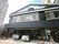 施設は黒い外観が特徴的な２階建ての建物である。駐車場が１階部分に設けられている。エントランスへ続く階段が建物左側に設置されている。