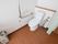 居室内のトイレはカーテンで部屋と区切られているため楽に利用できる。便器の両横には手すりが設置されている。