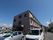 マンションのような外観の建物である。茶系の外壁が落ち着いた雰囲気を醸し出している。出入口は自動ドアになっている。
