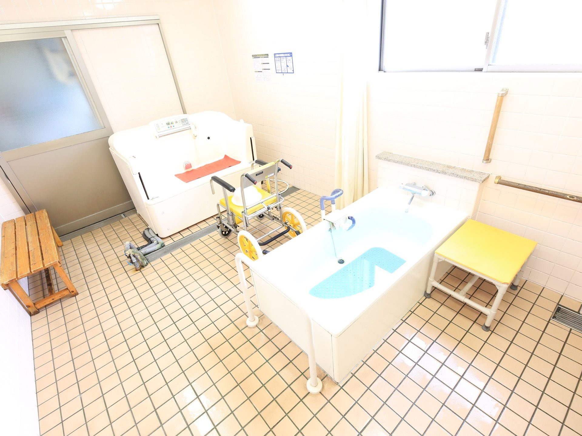 大きな浴室である。個浴用の浴槽と機械浴用の浴槽の二つが置かれている。機械浴槽の前には、浴用の車椅子がある。