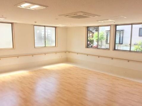 周囲にぐるりと手すりがある広めのホール。机やいすはない