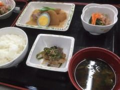 メニューの一例が写っている。汁物・ごはん・おかずが写っている