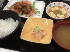 ごはんとみそ汁、おかずが写っている写真。ある日の食事