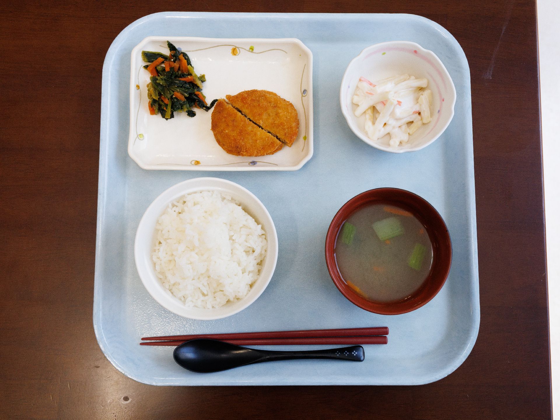 コロッケと、ご飯と味噌汁がセットになったメニュー