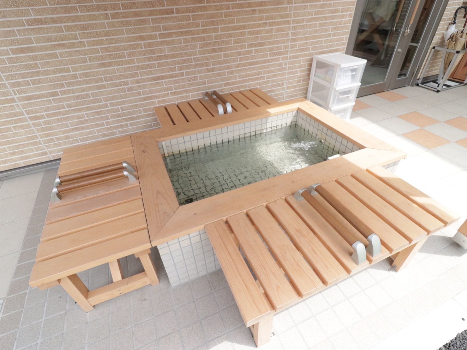 足湯に浸かりながらゆったりとできる。