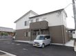 外観イメージ。2階建ての建物。玄関周りにはスロープと階段の両方がある。